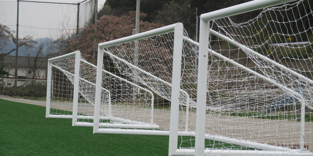 アルミ製のサッカーゴールを人工芝のグラウンドに置かれています