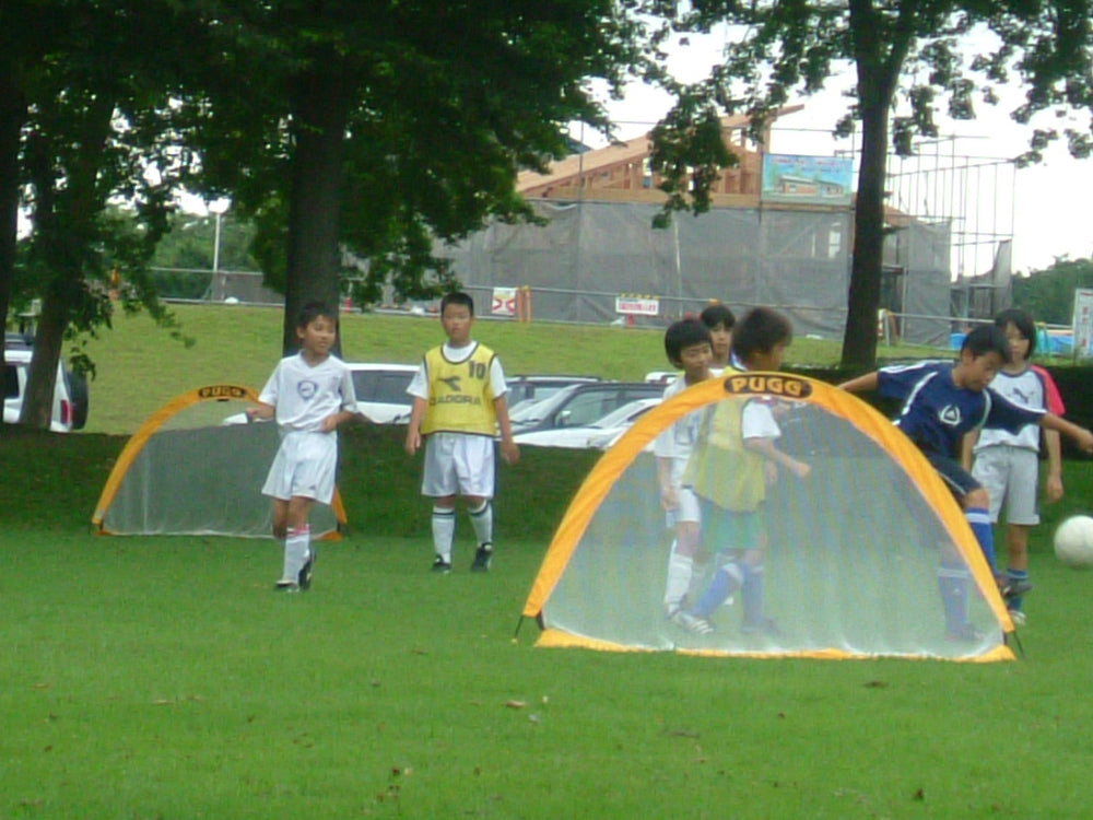 ミニサッカーゴール《FUNG》と子供たち