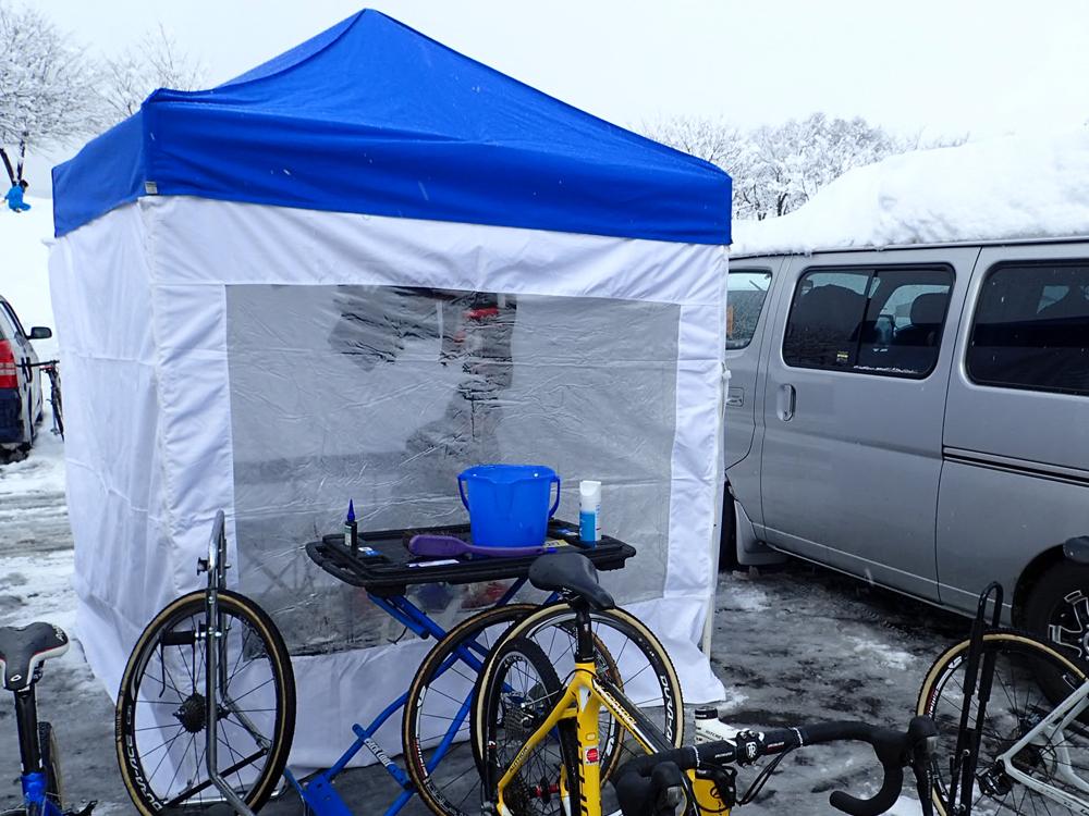 簡易テント横幕 積雪の駐車場